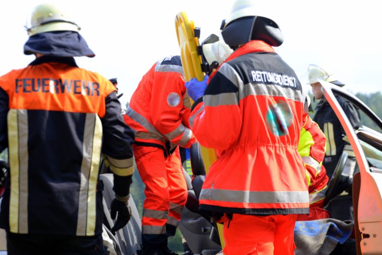 Rettungsdienst im Einsatz. Feuerwehr und Rettungsdiensler bei einer Übung