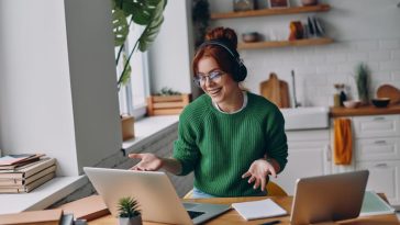 Junge Frau im Homeoffice