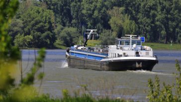 Frachtschiff auf dem Rhein