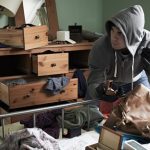 Einbrecher im Schlafzimmer