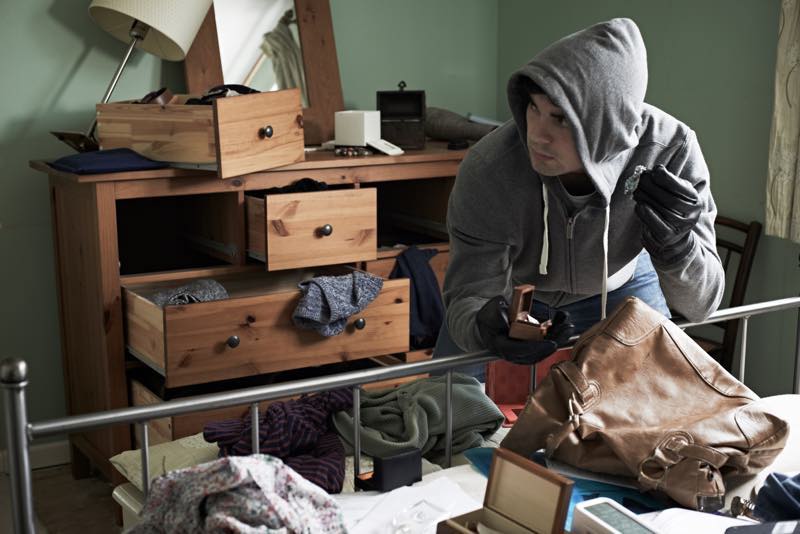 Einbrecher im Schlafzimmer